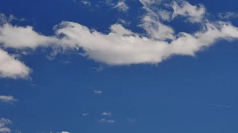 Timelapse of blue sky with moving clouds Vidéo 270211600