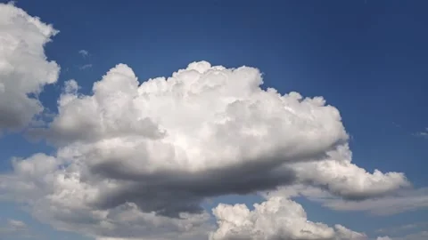 Timelapse of blue sky with moving clouds Видео 313301410