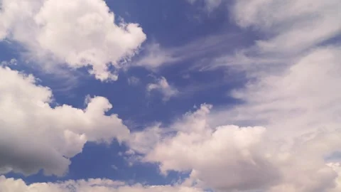 Timelapse of blue sky with moving clouds Stockbeeldmateriaal 313456781