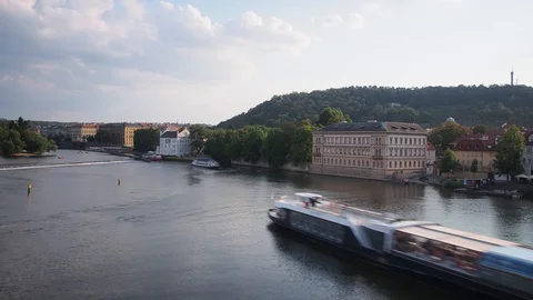 Timelapse of Boats Changing Direction on Vltava River, Prague Video stock 93214011
