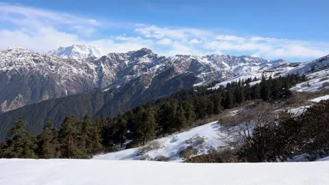 Timelapse of breathtaking view of snowcap mountain range with bright cloudy.. 스톡 동영상 305138910