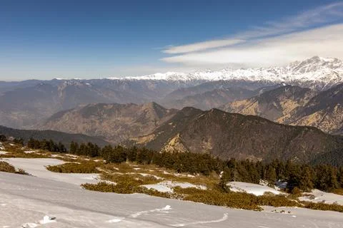 Timelapse of breathtaking view of snowcap mountain range with bright cloudy.. Foto stock