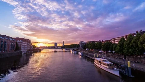 Timelapse of Bremen at sunset on the Weser river, Germany, Europe. Vídeos de archivo 78620502