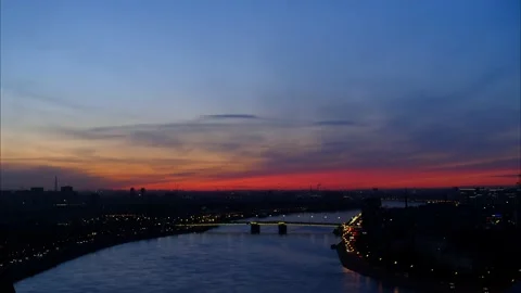 Timelapse of the bridge on the river in the city during twilight Video stock 199288296