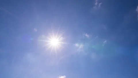 TimeLapse of Bright sun light, sunbeams flares shining through with clouds Vidéo 145437745