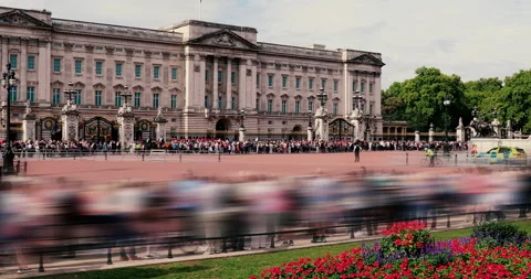 Timelapse Buckingham Palace, people moving fast, 4k video Stock Footage 240102804