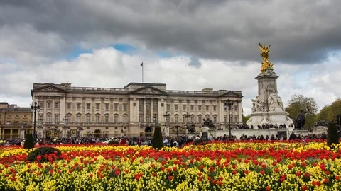 Timelapse of Buckingham Palace in Spring during Change of Guard, London, England 動画素材 88837768