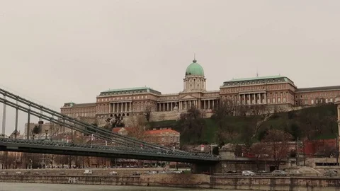 Timelapse Budapest Royal Castle view from Danube river under Chain Bridge Video stock 92110192