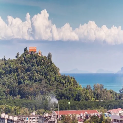 Timelapse of Buddha temple on the top of the mountain at the Phuket, Thailand. Vidéo 69551446