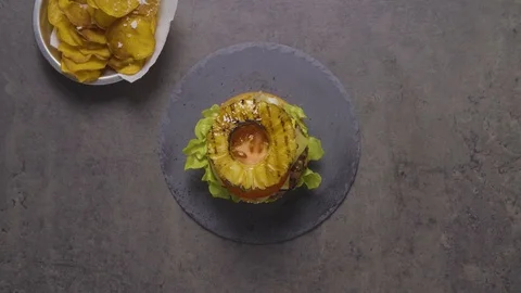 Timelapse of a burger being stacked up 스톡 동영상 124584229