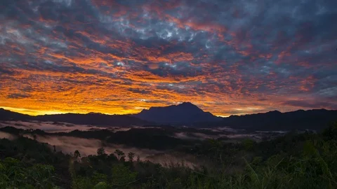 Timelapse: A burning sky cloud formations Stockbeeldmateriaal 95538815