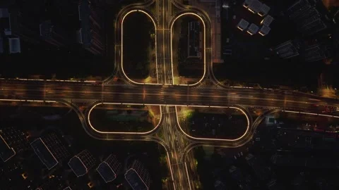 Timelapse of bustling urban traffic on complex highway interchange at night Video stock 311844036