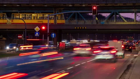 Timelapse busy city traffic intersection in evening. Cars move through roadway 動画素材 331268612