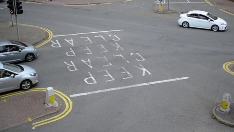 Timelapse of a busy road junction 動画素材 79209439