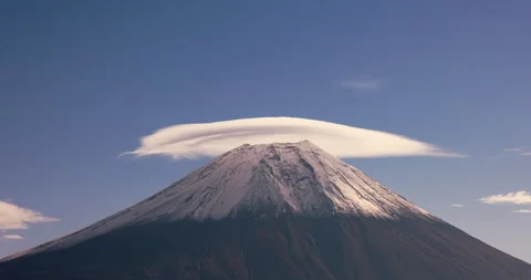 TimeLapse - Cap cloud on Mt. Fuji Bamboo hat clouds Stockbeeldmateriaal 152178807
