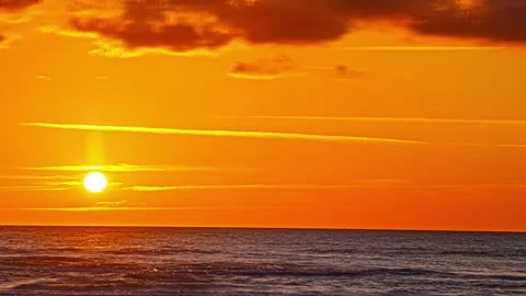Timelapse capturing golden hour over the sea Vídeo Stock 331614001