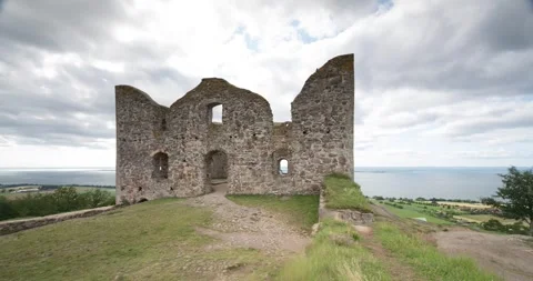 Timelapse capturing people exploring Brahehus Castle ruins. Video stock 281839426