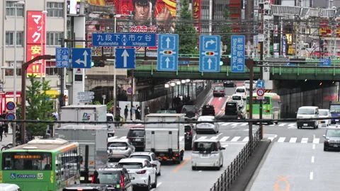 Timelapse of car and vehicle accelerating through busy intersection Video stock 187735357