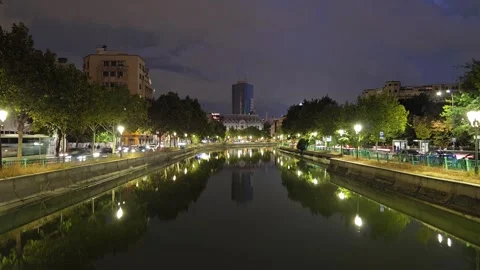 Timelapse with car trails and reflections on Dâmbovița River, Bucharest 스톡 동영상 318007461