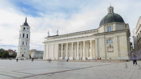 Timelapse of Cathedral Square in Vilnius, Lithuania 動画素材 87074348