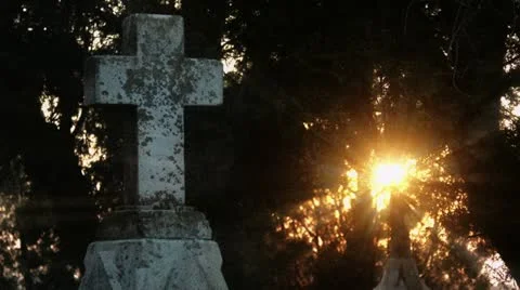Timelapse cemetery cross Stockbeeldmateriaal 11605603