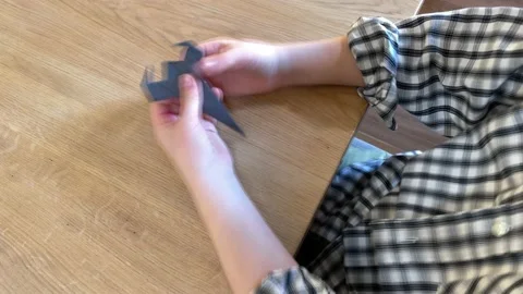 Timelapse child folding an origami 库存影片 235473523