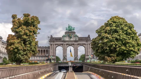 Timelapse of the Cinquantenaire Arcade in Parc du Cinquantenaire, Brussels. Vidéo 294723666