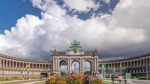 Timelapse of the Cinquantenaire Arcade in Parc du Cinquantenaire, Brussels. Stockbeeldmateriaal 294723717