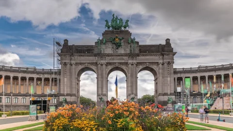 Timelapse of the Cinquantenaire Arcade in Parc du Cinquantenaire, Brussels. 스톡 동영상 294723721