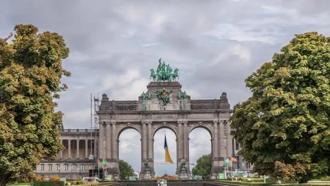 Timelapse of the Cinquantenaire Arcade in Parc du Cinquantenaire, Brussels Stockbeeldmateriaal 302561715