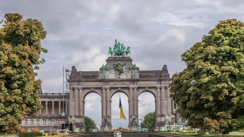 Timelapse of the Cinquantenaire Arcade in Parc du Cinquantenaire, Brussels Stockbeeldmateriaal 308652568