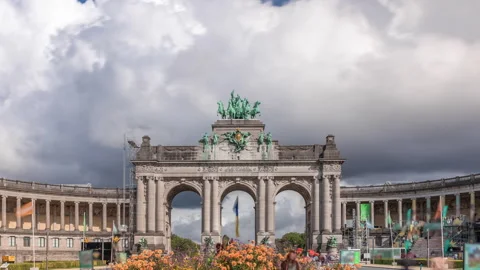 Timelapse of the Cinquantenaire Arcade in Parc du Cinquantenaire, Brussels Stockbeeldmateriaal 308652810