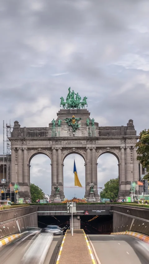 Timelapse of the Cinquantenaire Arcade in Parc du Cinquantenaire, Brussels Vidéo 314799748