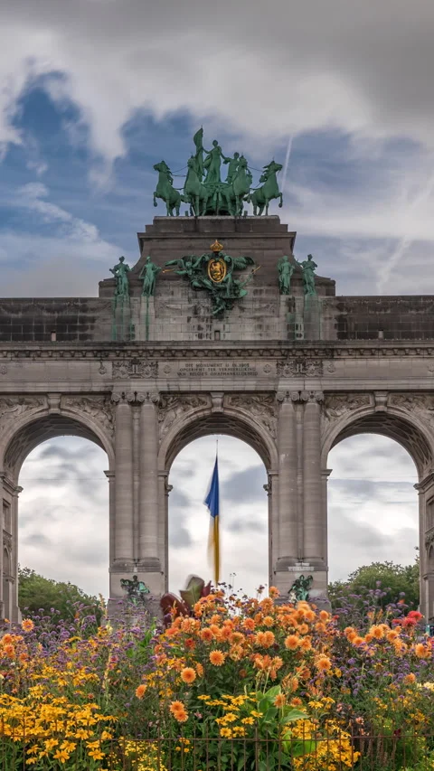 Timelapse of the Cinquantenaire Arcade in Parc du Cinquantenaire, Brussels Stockbeeldmateriaal 314799754