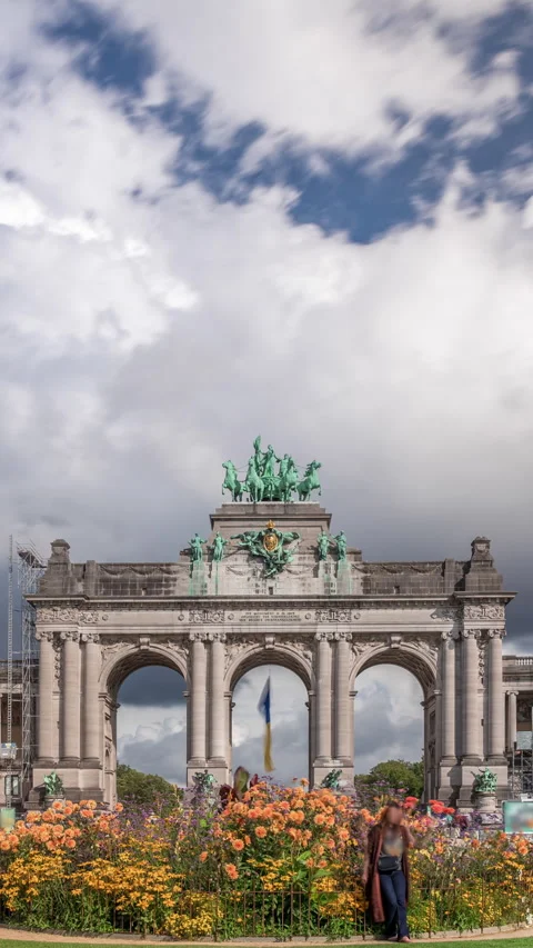 Timelapse of the Cinquantenaire Arcade in Parc du Cinquantenaire, Brussels 스톡 동영상 314800010