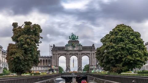Timelapse of the Cinquantenaire Arcade in Parc du Cinquantenaire, Brussels,.. Fotos de archivo