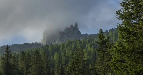 Timelapse of Cinque Torri Mountains 動画素材 117232162