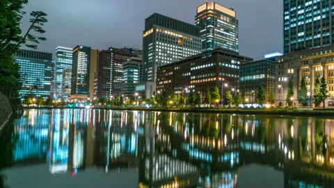 Timelapse of City Lights Reflected on Moat in Tokyo -Pan Right- Vidéo 86834042