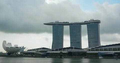 Timelapse clip of clouds drifting behind the Marina Bay Sands in Singapore 库存影片 82471394