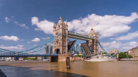 Timelapse clip of the famous Tower Bridge in London 스톡 동영상 341667908