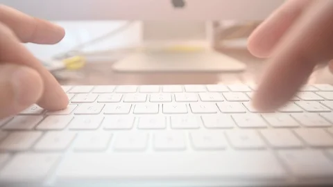 Timelapse of close up of hands typing in a computer keyboard Vidéo 103508645