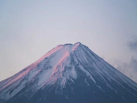 Timelapse Closeup view of Mt Fuji , Japan - reveal from the cloudy fog Video stock 70260589