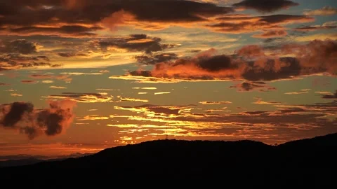 TIMELAPSE OF CLOUD FORMATION OF A SUNSET IN THE MOUNTAINS 動画素材 177584441