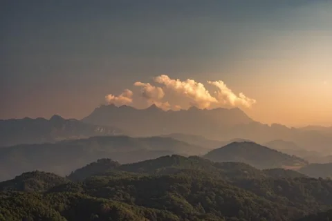 Timelapse cloud motion at chiang dao mountain peak in chiang mai Thailand Stockbeeldmateriaal 145999711