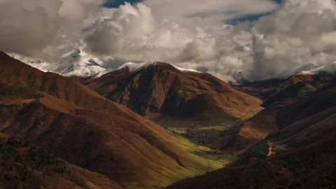 Timelapse cloud in the mountains valley and village Vídeo Stock 98666363