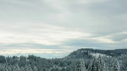 Timelapse of cloud movement over the Alpine mountains with snow-covered spru Vídeos de archivo 256899842