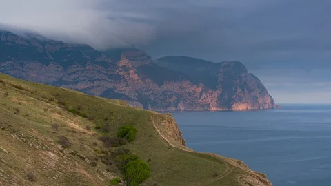 Timelapse of cloud movement over the mountain Video stock 129873460