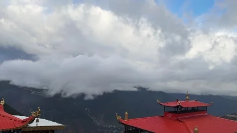 Timelapse of Cloud Sea Flowing Over Traditional Temple Roofs and Mountains, Stockbeeldmateriaal 337859281