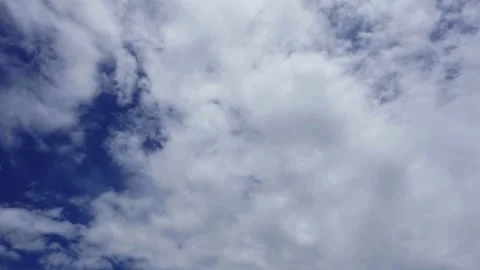 Timelapse of clouds and blue sunny sky Video stock 311456936