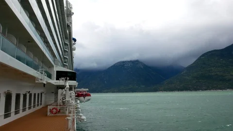 Timelapse of clouds and cruise ship lifeboats taken from inside a cruise ship Vidéo 122012717